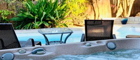 Banyera d'hidromassatge a l'aire lliure