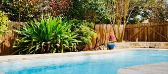 Top Lackland / SeaWorld Feriehus w / privat basseng / grill. Backyard Retreat!