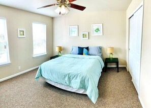 4 bedrooms, iron/ironing board, travel cot, WiFi - NEW HOT TUB! POOL & grill! SeaWorld/Military (San Antonio)