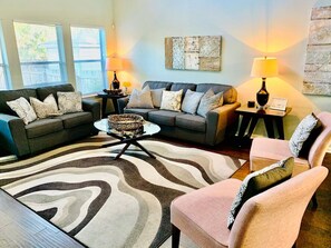 Flat-screen TV - NEW HOT TUB! POOL & grill! SeaWorld/Military (San Antonio)