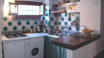 Een koelkast, een microgolfoven, een kookplaat