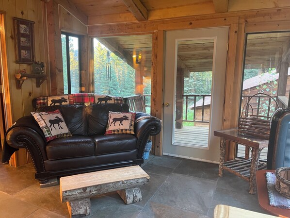 TV, fireplace, DVD player, books - Mountain Serenity - Log Cabin Get A Way in Majestic Upper Blanco Basin (Pagosa Springs)