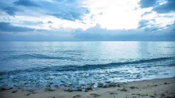 A beach with waves and a cloudy sky. - Upscale, new, centrally located to all the attractions in Rincon w beach access (Rincon)