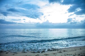 A beach with waves and a cloudy sky. - Upscale, new, centrally located to all the attractions in Rincon w beach access (Rincon)