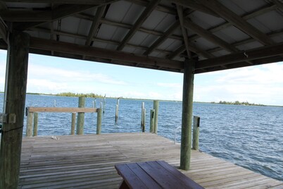 Cozy One Bedroom Cottage on The Indian River Lagoon "Old Florida Charm"