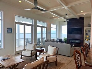 Smart TV, fireplace, books - The Penthouse at High Tide - Best Views Right on the Beach - Great for Families! (Saint Simons Island)