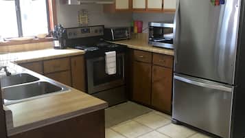 Coffee/tea maker, fridge, microwave, oven