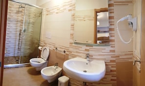 Douche, douche hydromassante, sèche-cheveux, bidet