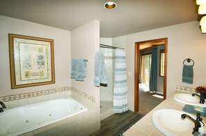Bathtub, jetted bath, hair dryer, towels - Deluxe Black Butte Ranch Home. Perfect for a special family time or winter fun! (Sisters)