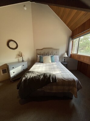 5 bedrooms, iron/ironing board, free WiFi, bed sheets