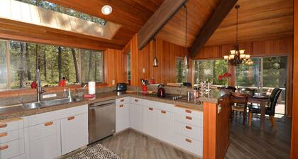 Deluxe Black Butte Ranch Home. Perfect for a special family time or winter fun!