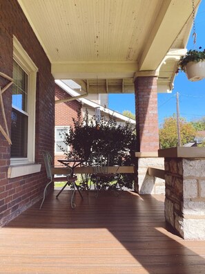 Outdoor dining - Bungalow Bill's - Pet Fee Additional Charge (Lexington)