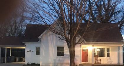 CLOSE TO ARK, SPARKLING CLEAN, BIG FAMILIES, CABLE, KING BED, BACK YARD