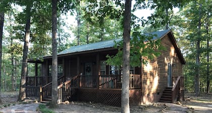 Folk Cabin! Secluded Modern 2 BR/2 Full Bath Cabin just behind Ozark Folk Center