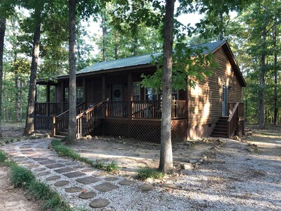 Folk Cabin! Secluded Modern 2 BR/2 Full Bath Cabin just behind Ozark Folk Center