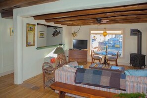Smart-TV, DVD-Player, Bücher, Musikbibliothek