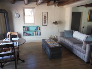 Smart-TV, DVD-Player, Bücher, Musikbibliothek