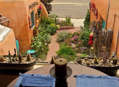 Outdoor dining. Red Cat House Vacation Apartment