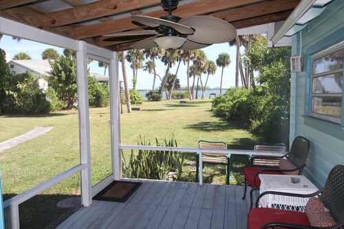 The Lodge, cozy one bedroom King Cottage on the Indian River Lagoon