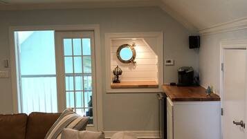 Smart TV, chimenea, reproductor de DVD y libros