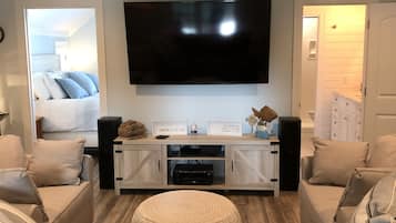 Älytelevisio, takka, DVD-soitin, kirjoja