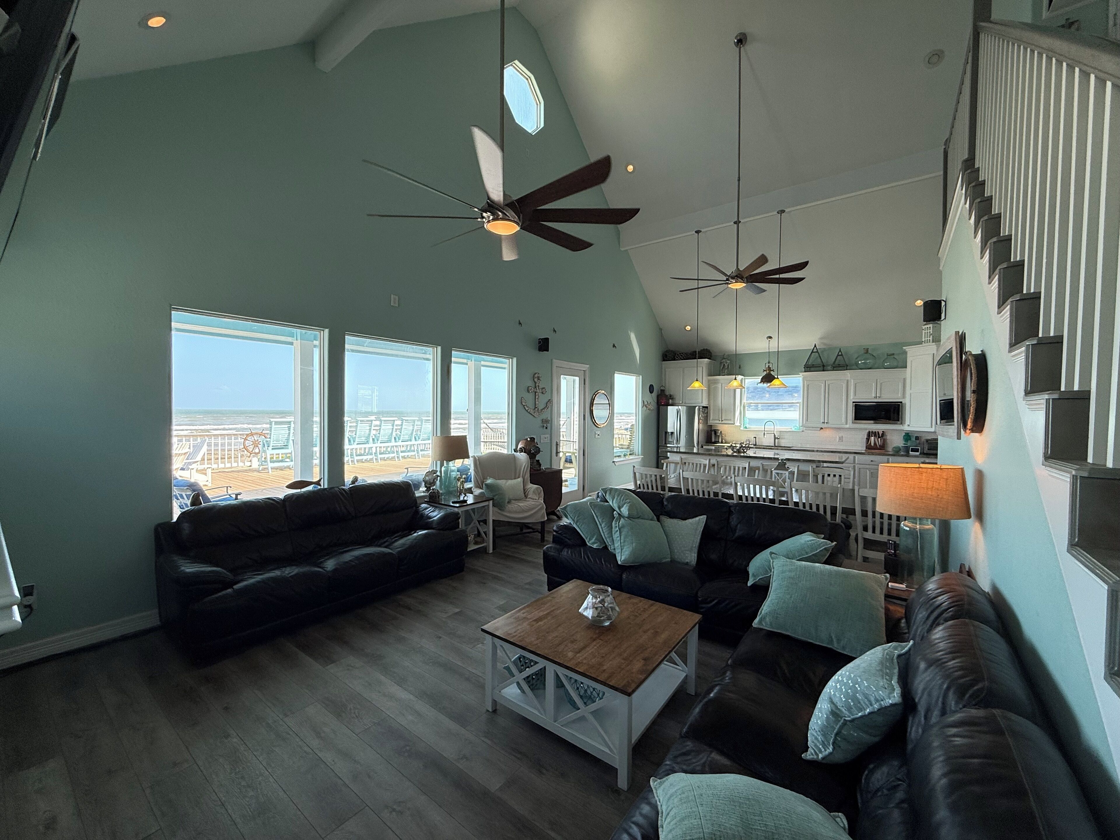 TV connectée, cheminée, lecteur de DVD, livres