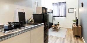 Standaard kamer | Privékeuken | Een koelkast, een microgolfoven, een kookplaat, een waterkoker
