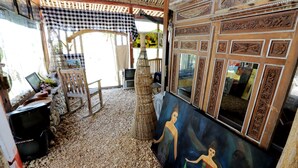 Una habitación con mantel a cuadros, un cuadro y un pilar decorativo.