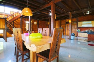 Premium bedding, desk, bed sheets