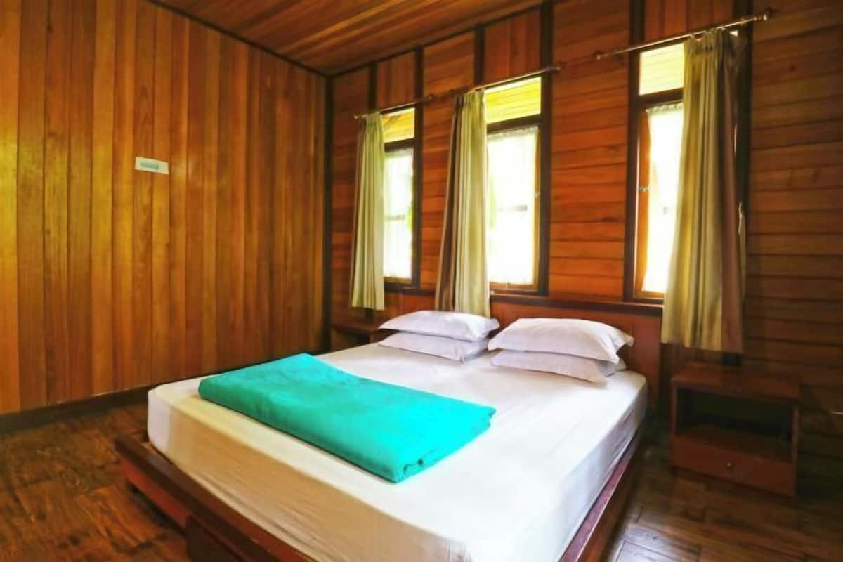Premium bedding, desk, bed sheets