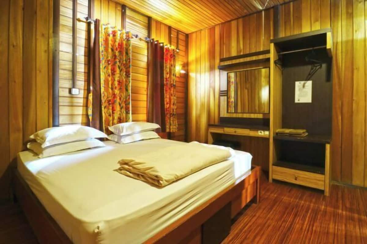 Premium bedding, desk, bed sheets