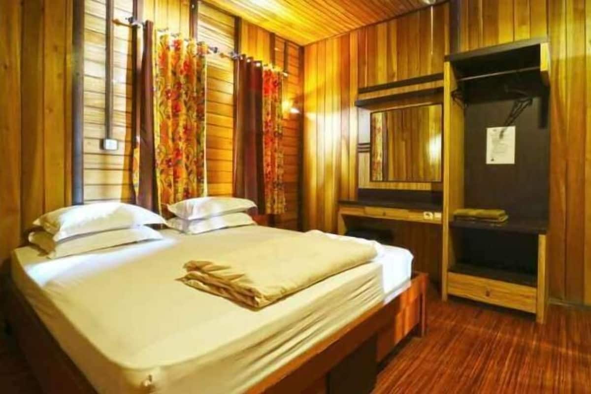 Premium bedding, desk, bed sheets