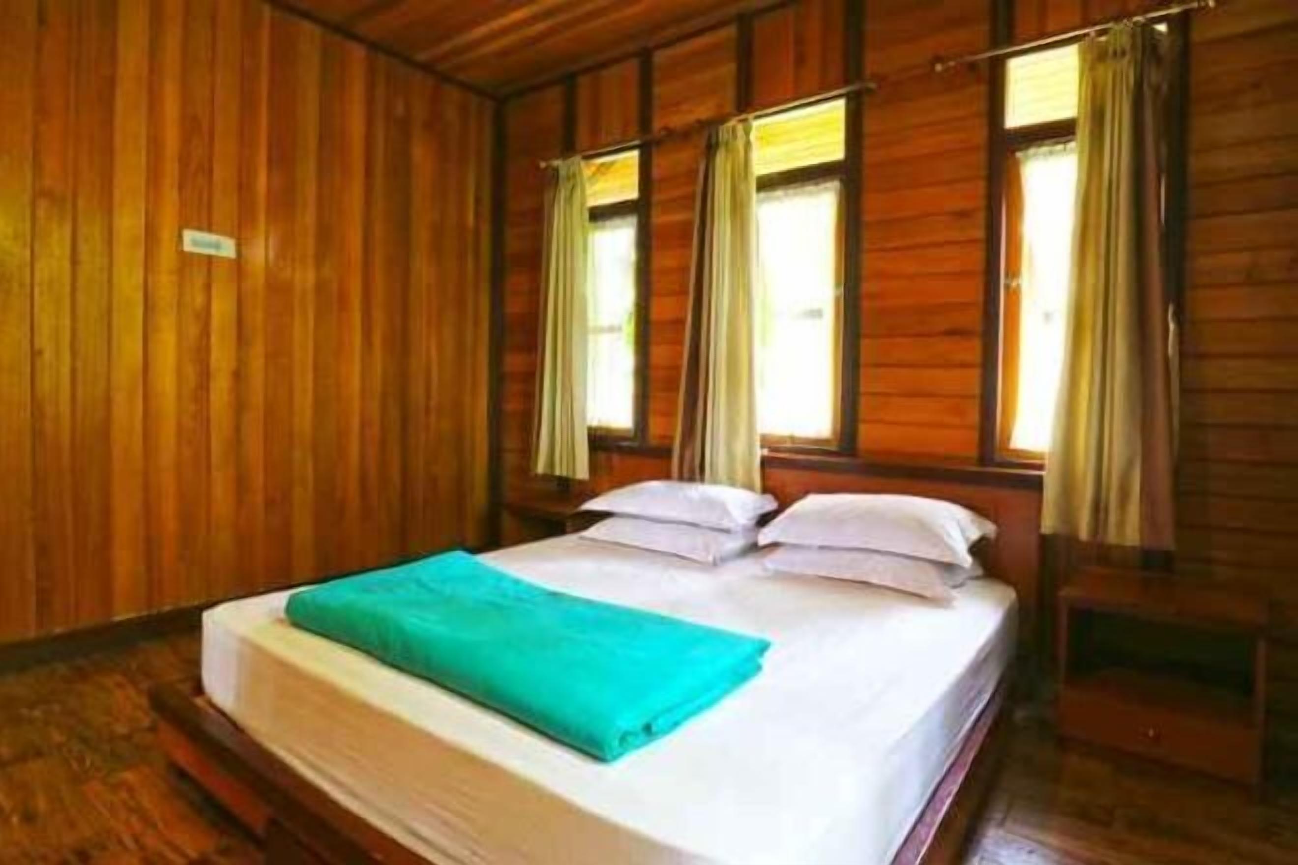 Hochwertige Bettwaren, Schreibtisch, Bettwäsche