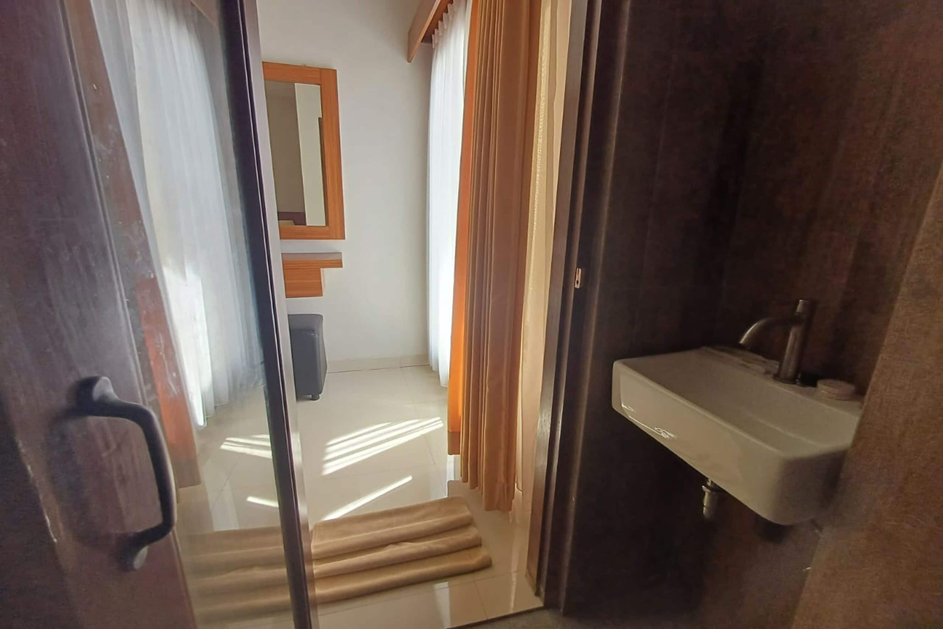 A bathroom with a sink and a mirror.