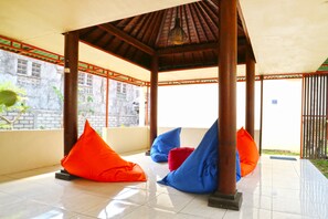 Lobby sitting area - Taste of Bali Hostel (Ungasan)