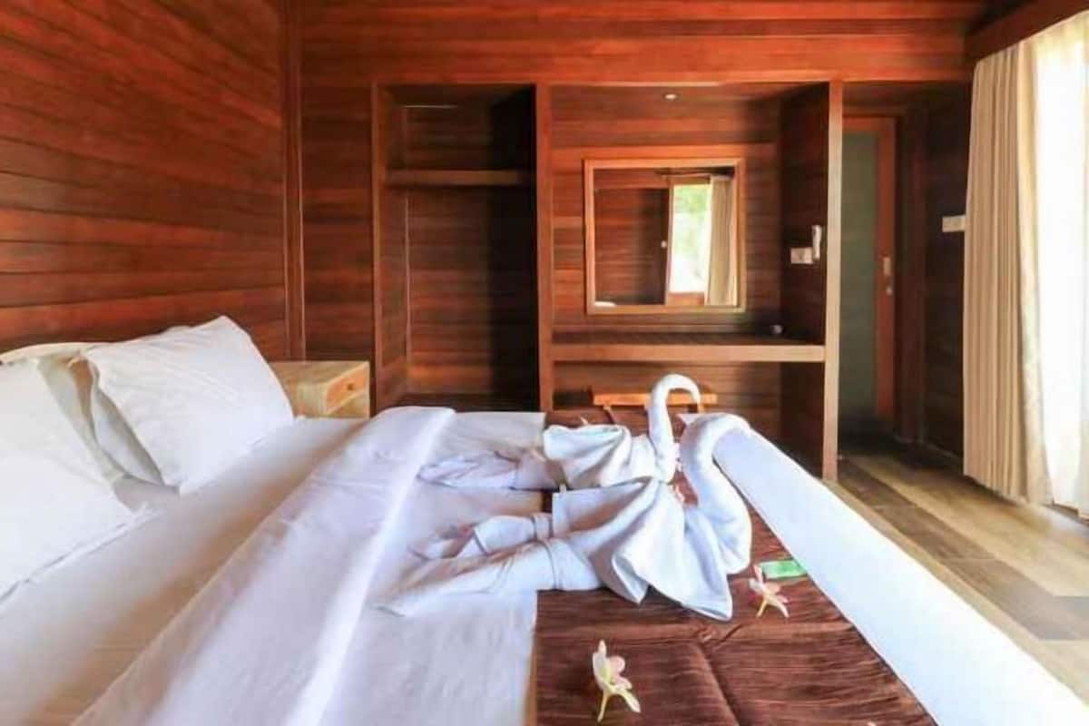 Premium bedding, in-room safe, desk, rollaway beds