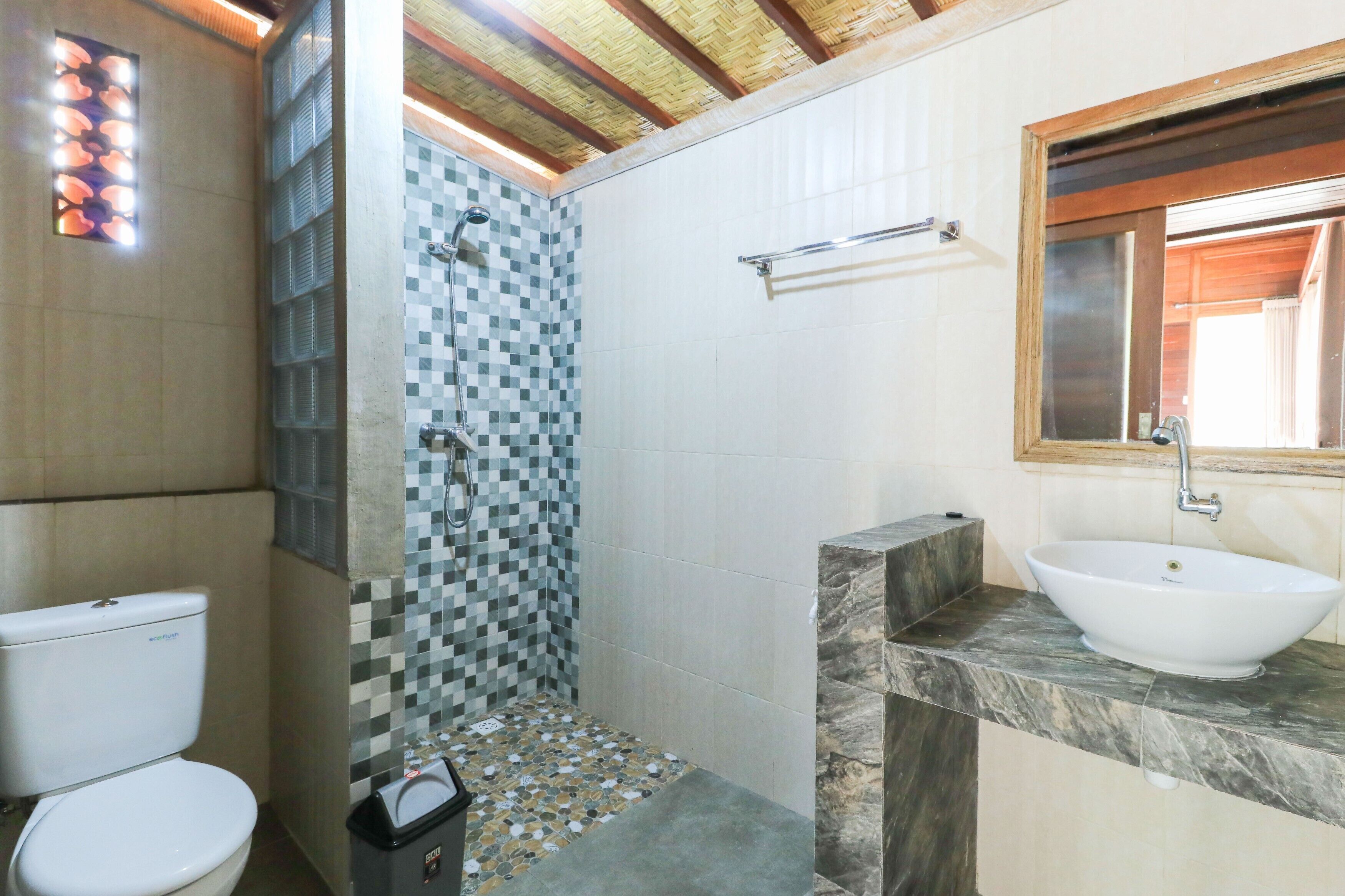 superior bungalow (ac) | bathroom | shower, hydromassage showerhead, free toiletries, towels