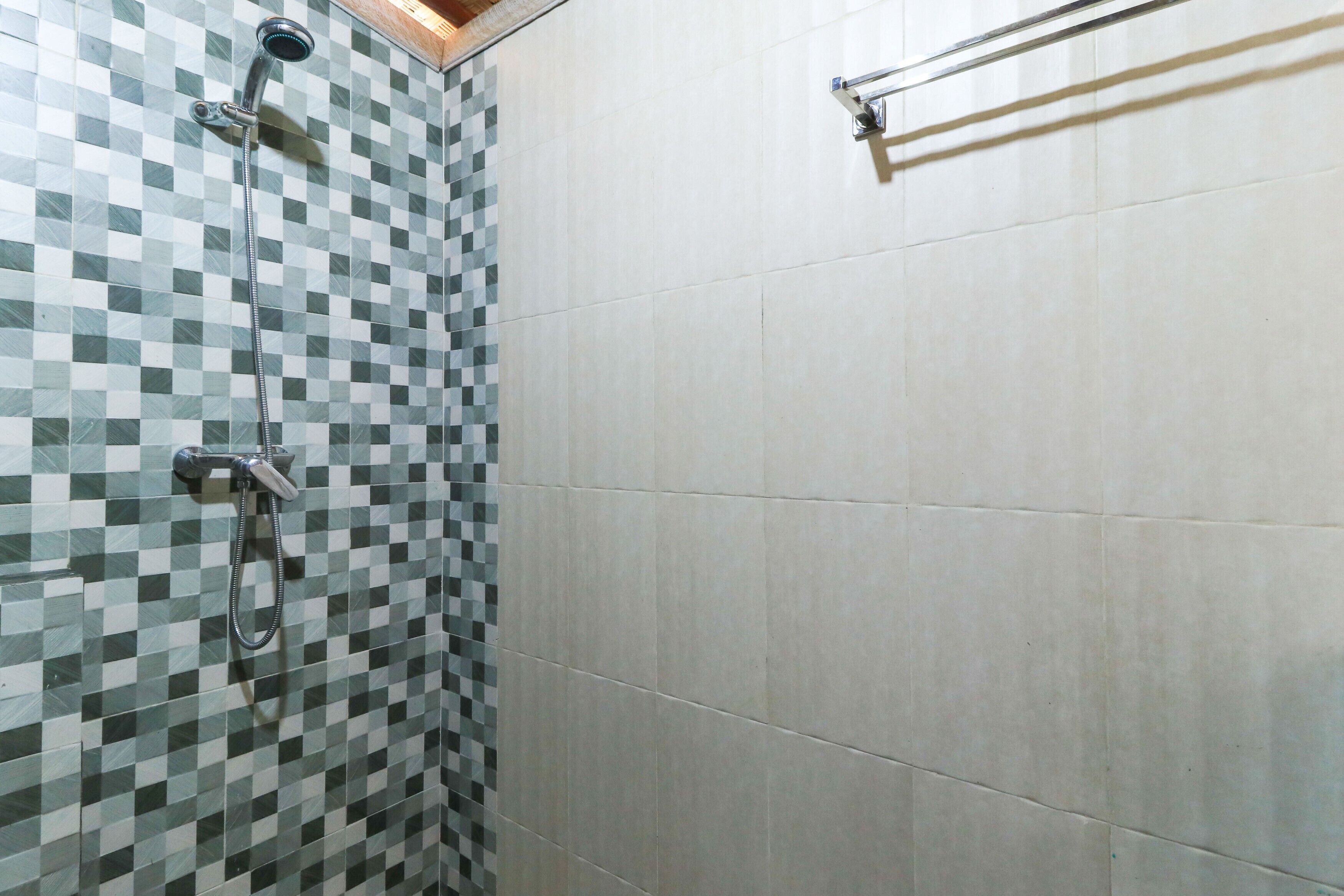 superior bungalow (ac) | bathroom | shower, hydromassage showerhead, free toiletries, towels