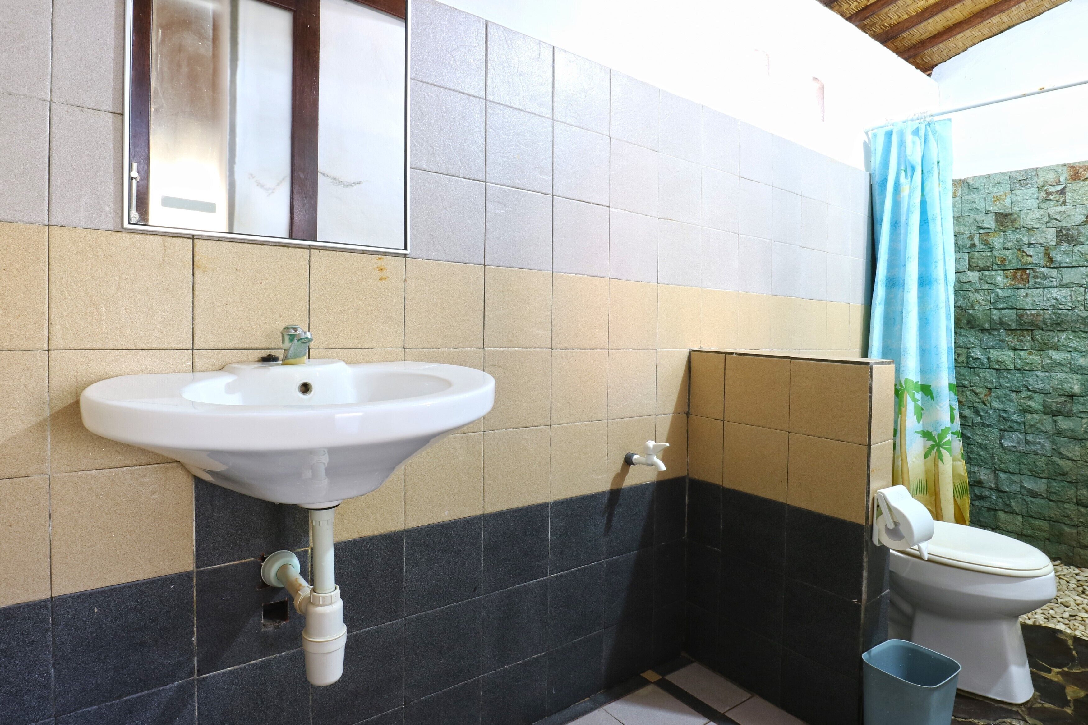 standard bungalow with ac | bathroom | shower, hydromassage showerhead, free toiletries, towels