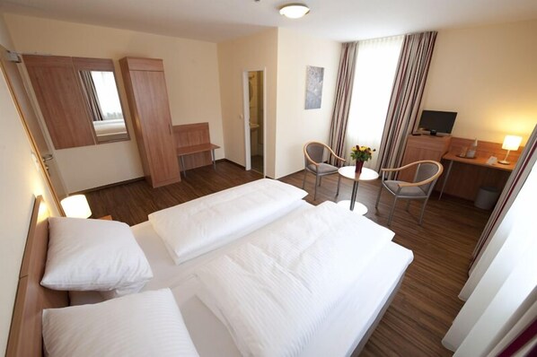 Desk, free WiFi, bed sheets - Oil Inn Pension (Lubbecke)