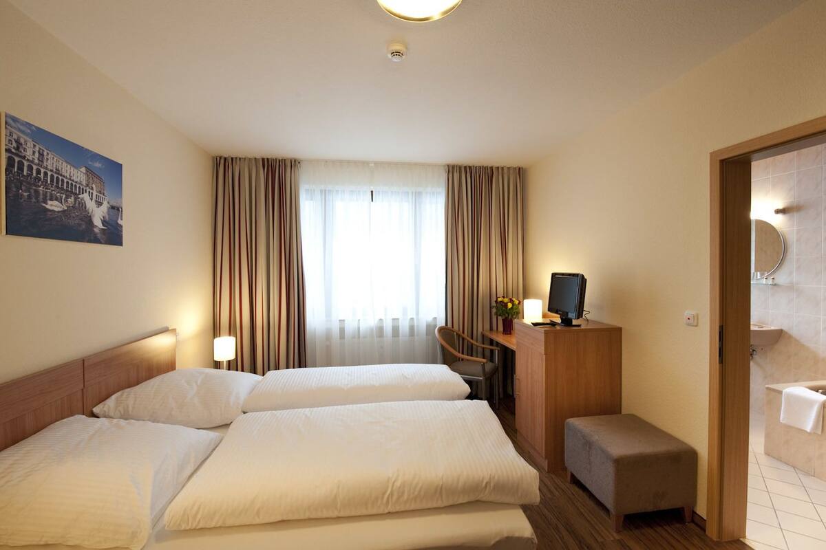 Escrivaninha, Wi-Fi de cortesia, roupa de cama