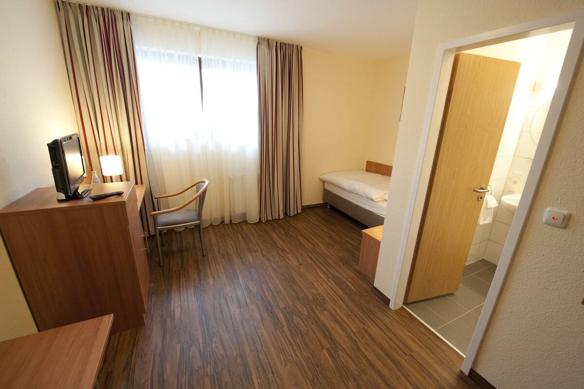 Quarto solteiro | Escrivaninha, Wi-Fi de cortesia, roupa de cama