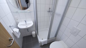 Chuveiro, secador de cabelo (mediante solicitação), toalhas de banho 