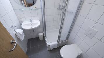 Buồng tắm vòi sen, máy sấy tóc, khăn tắm