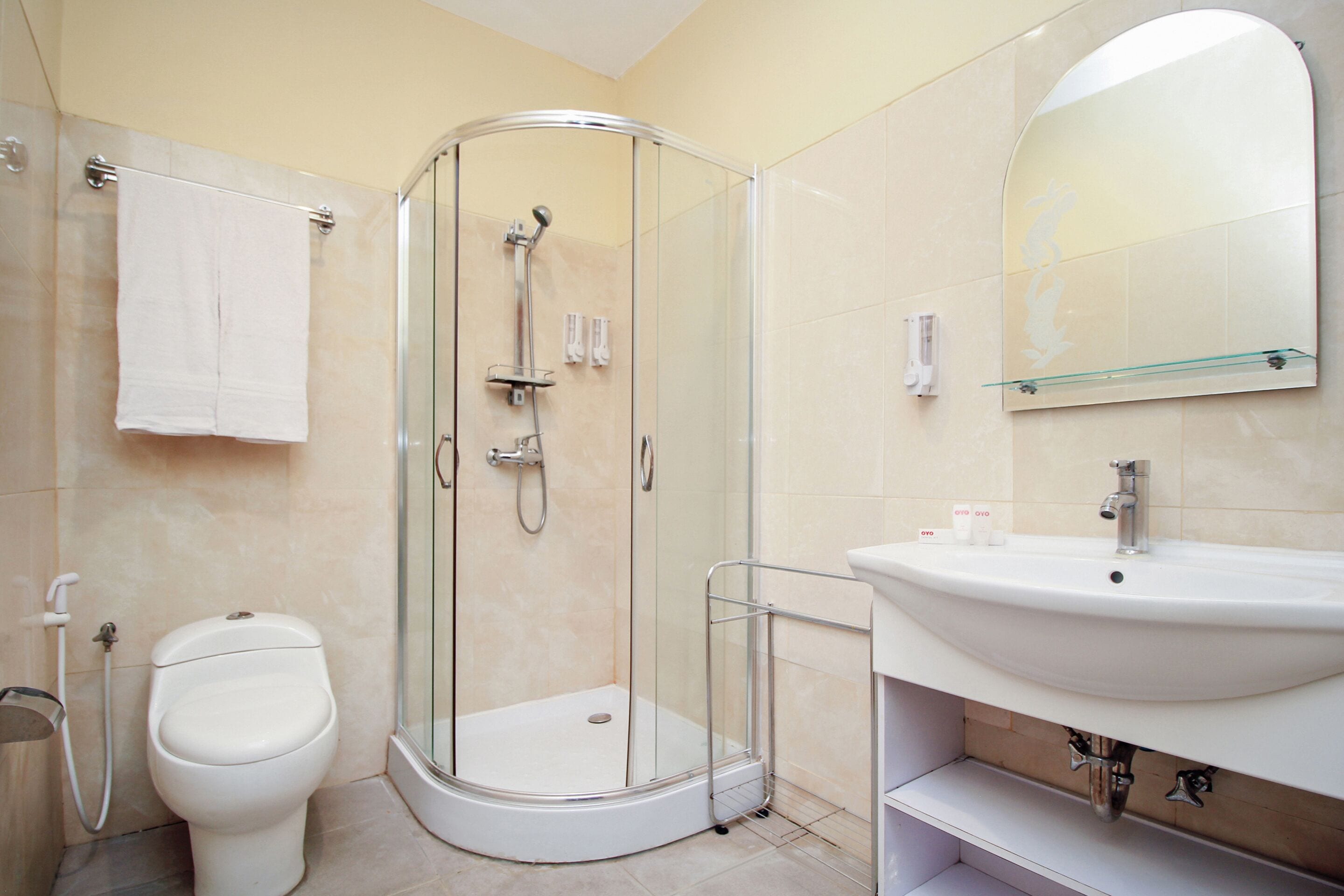 Standard Double Room | Bathroom | Shower, towels