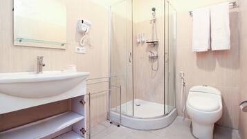 Suite Keluarga | Kamar mandi | Shower dan handuk