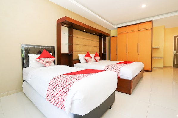 Family Suite | Desk, free WiFi, bed sheets