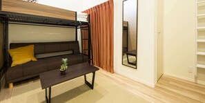 Individually decorated, individually furnished, free WiFi, bed sheets - Trip Pod Minoshima A (Fukuoka)