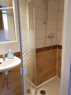 Dusche, Haartrockner, Handtücher