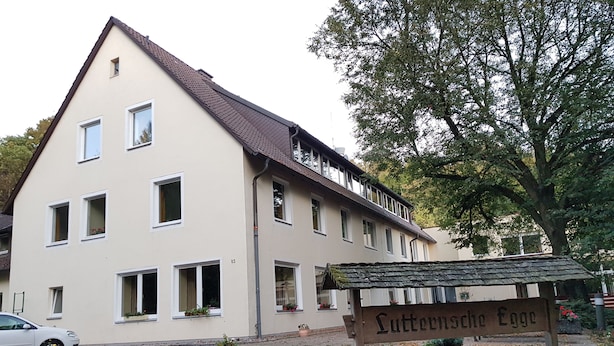 Un bâtiment à deux étages, doté d’un toit en pente, de nombreuses fenêtres et d’une enseigne sur laquelle on peut lire « Lutterkasten Egge ».
